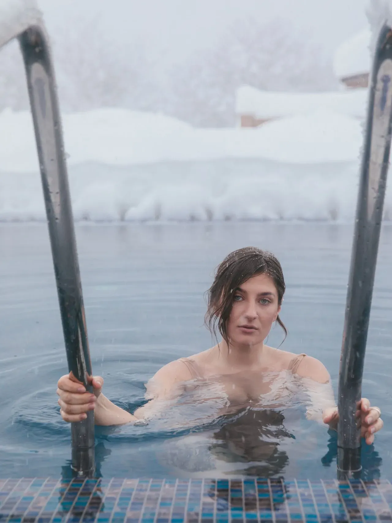 Persona sumergida en agua helada durante un baño de hielo al aire libre