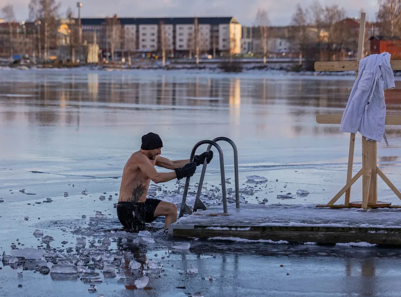 Persona sumergida en agua helada al aire libre durante un baño de hielo en invierno