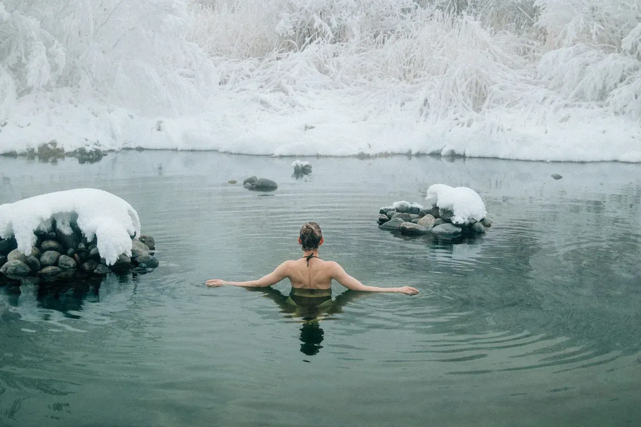Persona sumergida en un baño de hielo