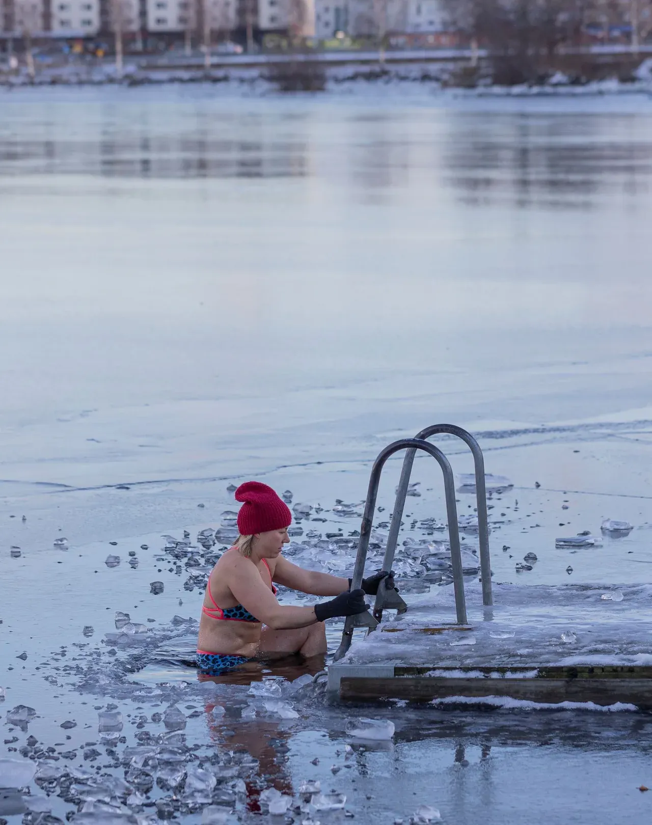 Persona sumergida en agua helada controlando el tiempo de su baño de hielo