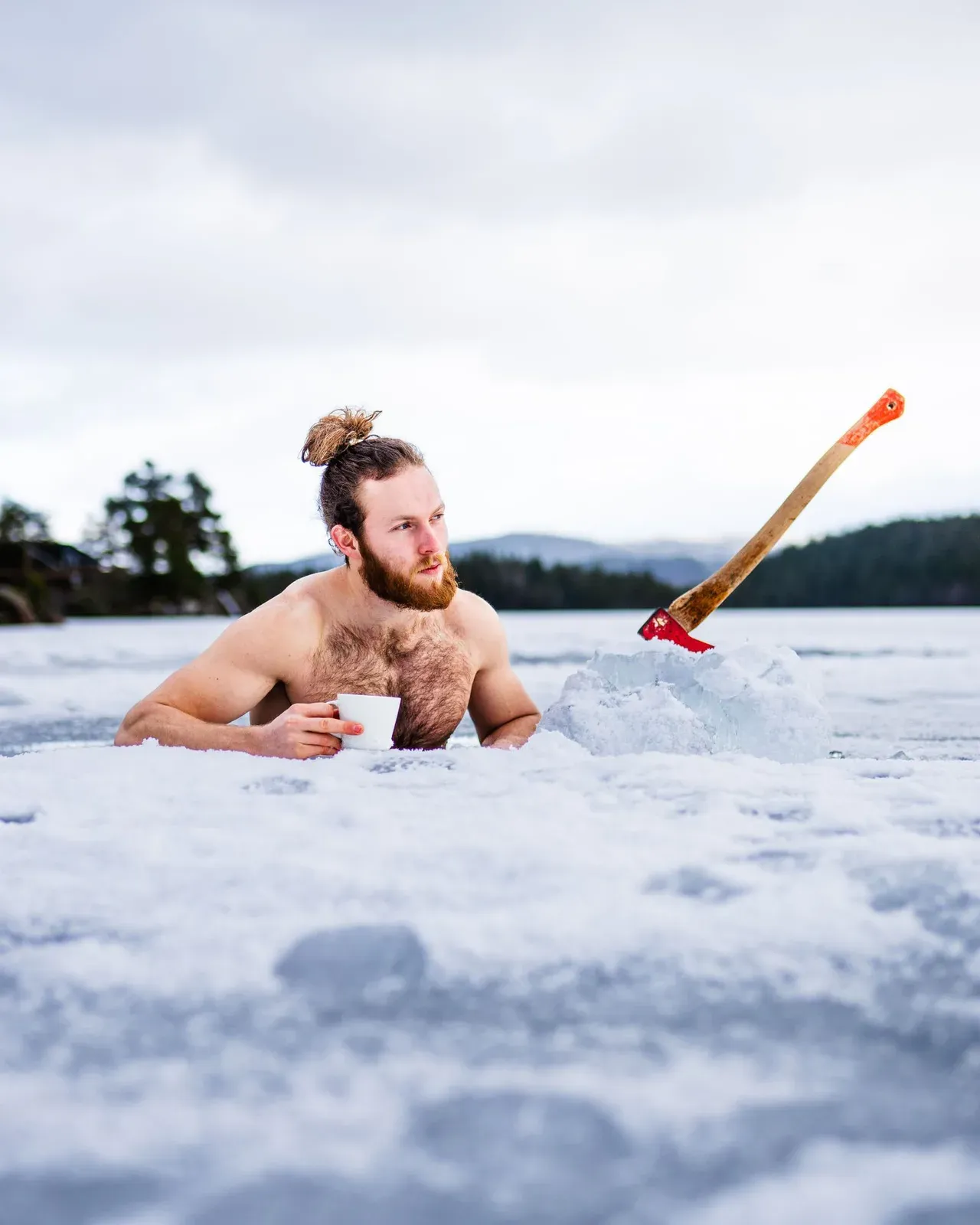 Persona en agua fría al aire libre en invierno durante un baño de hielo