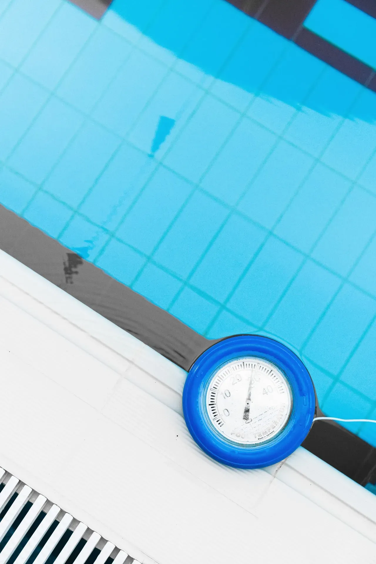Termómetro midiendo la temperatura del agua fría
