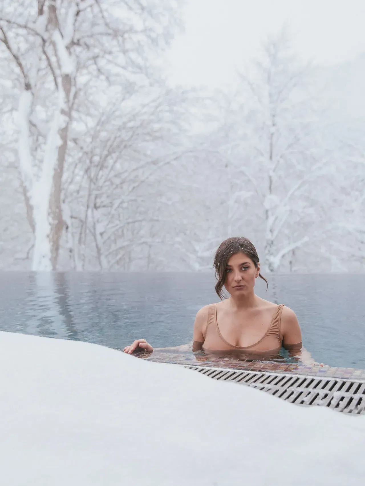 Tina de agua fría al aire libre con una escalera para hacer un baño de hielo en casa