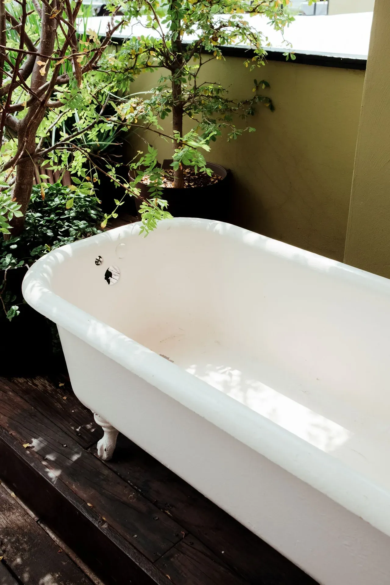 Bañera improvisada al aire libre en un jardín como opción casera y barata para baños de frío