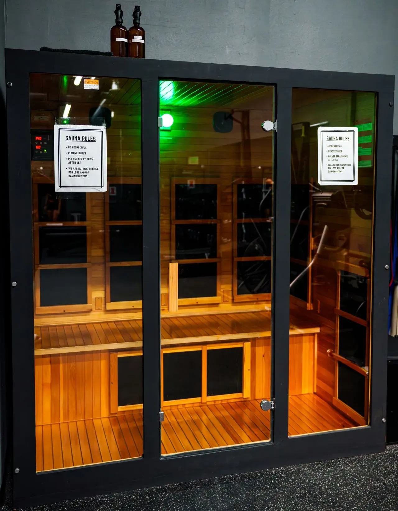 Cabina de sauna de infrarrojos moderna con interior de madera