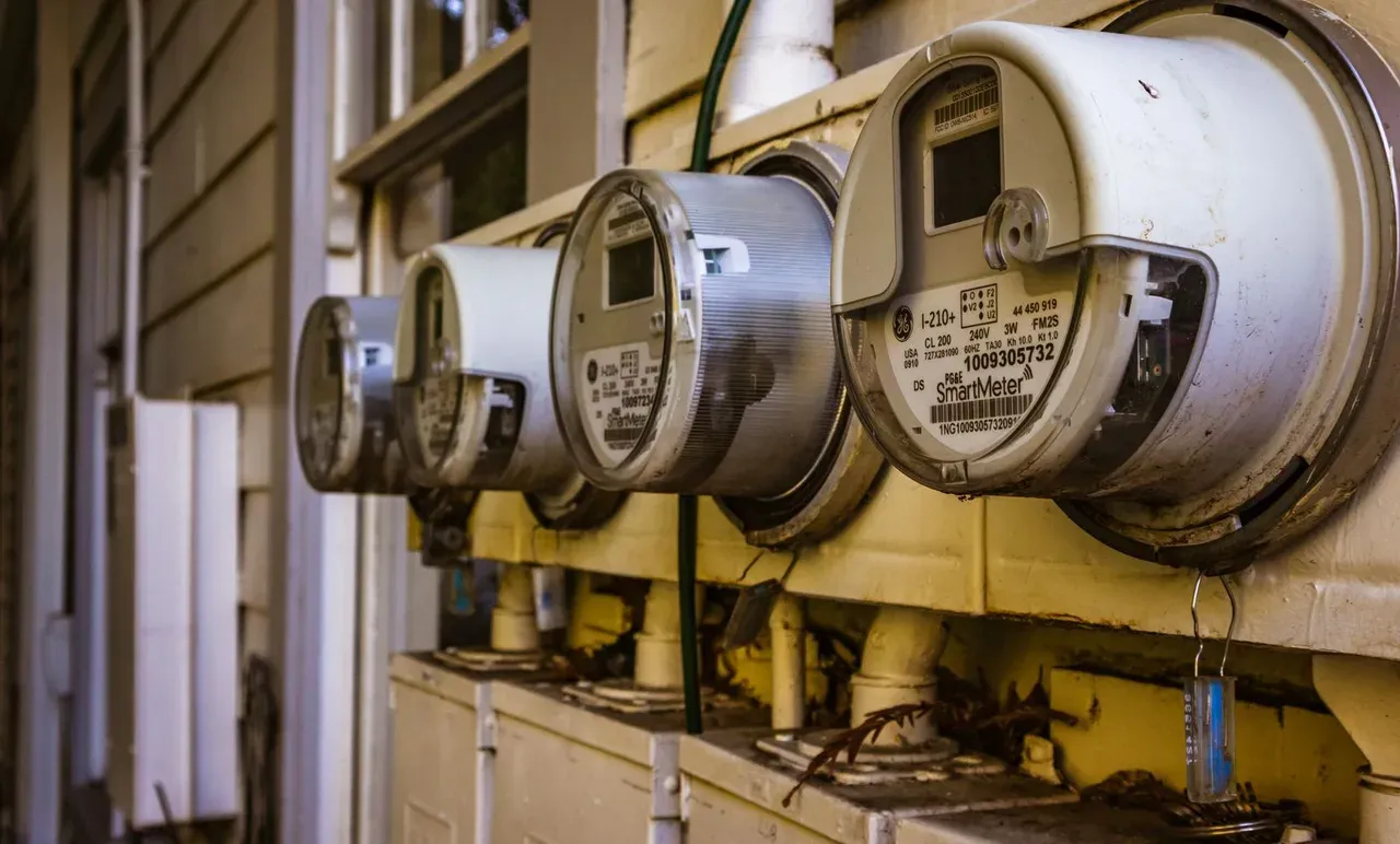 Contadores eléctricos instalados en la pared exterior de una vivienda
