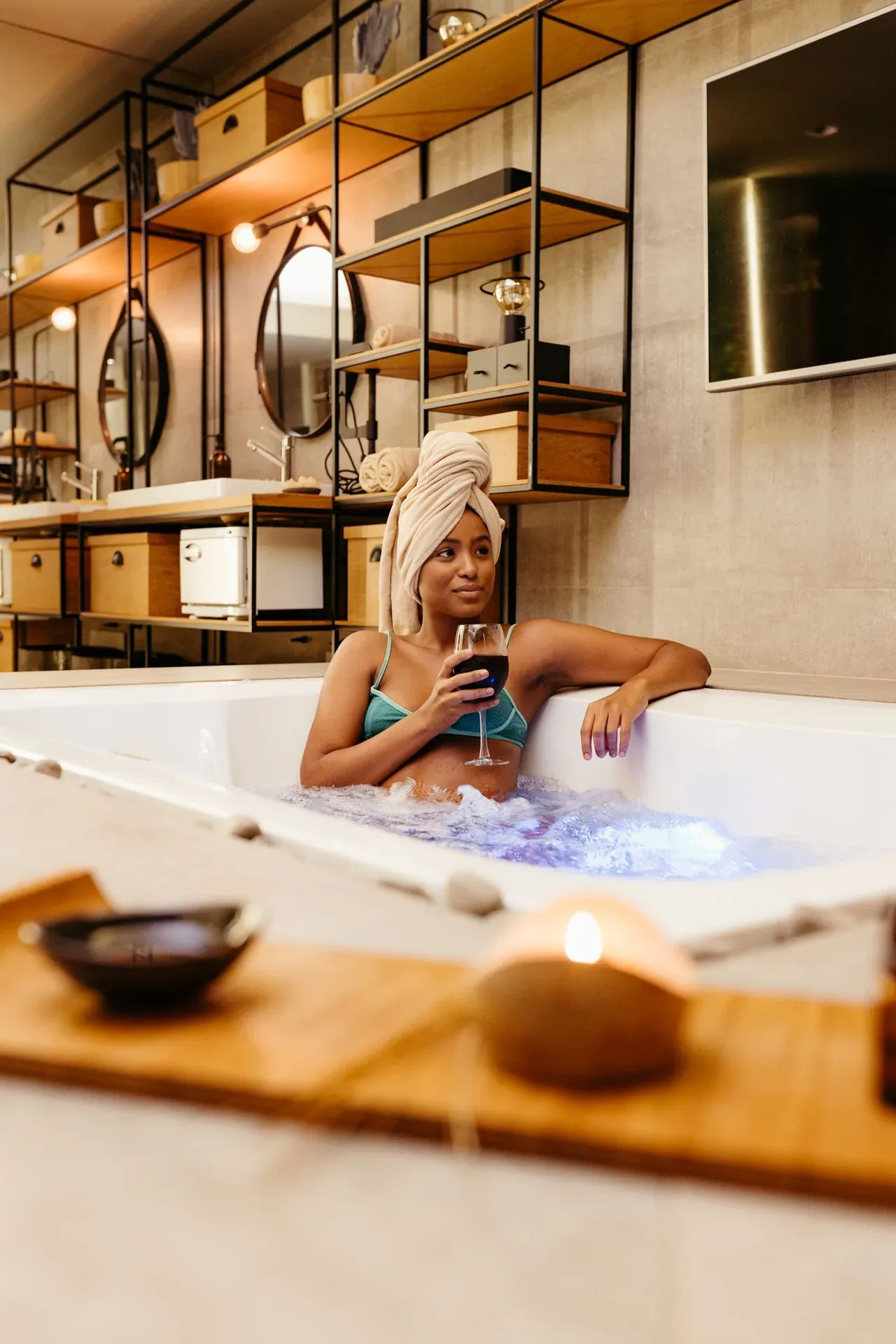 Momento de relajación y bienestar en un entorno de spa con agua caliente