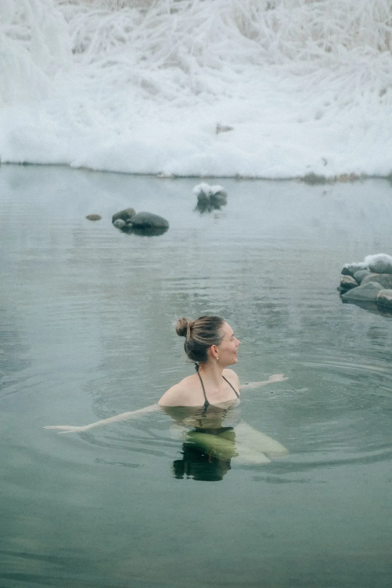 Persona sumergida en agua fría al aire libre, la fase de frío del contraste