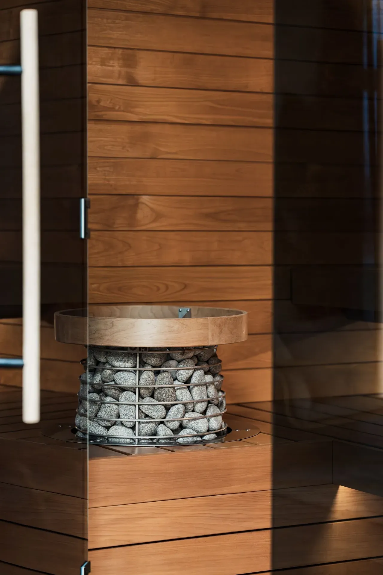 Sauna de madera con calentador de piedras, la parte de calor de la terapia de contraste