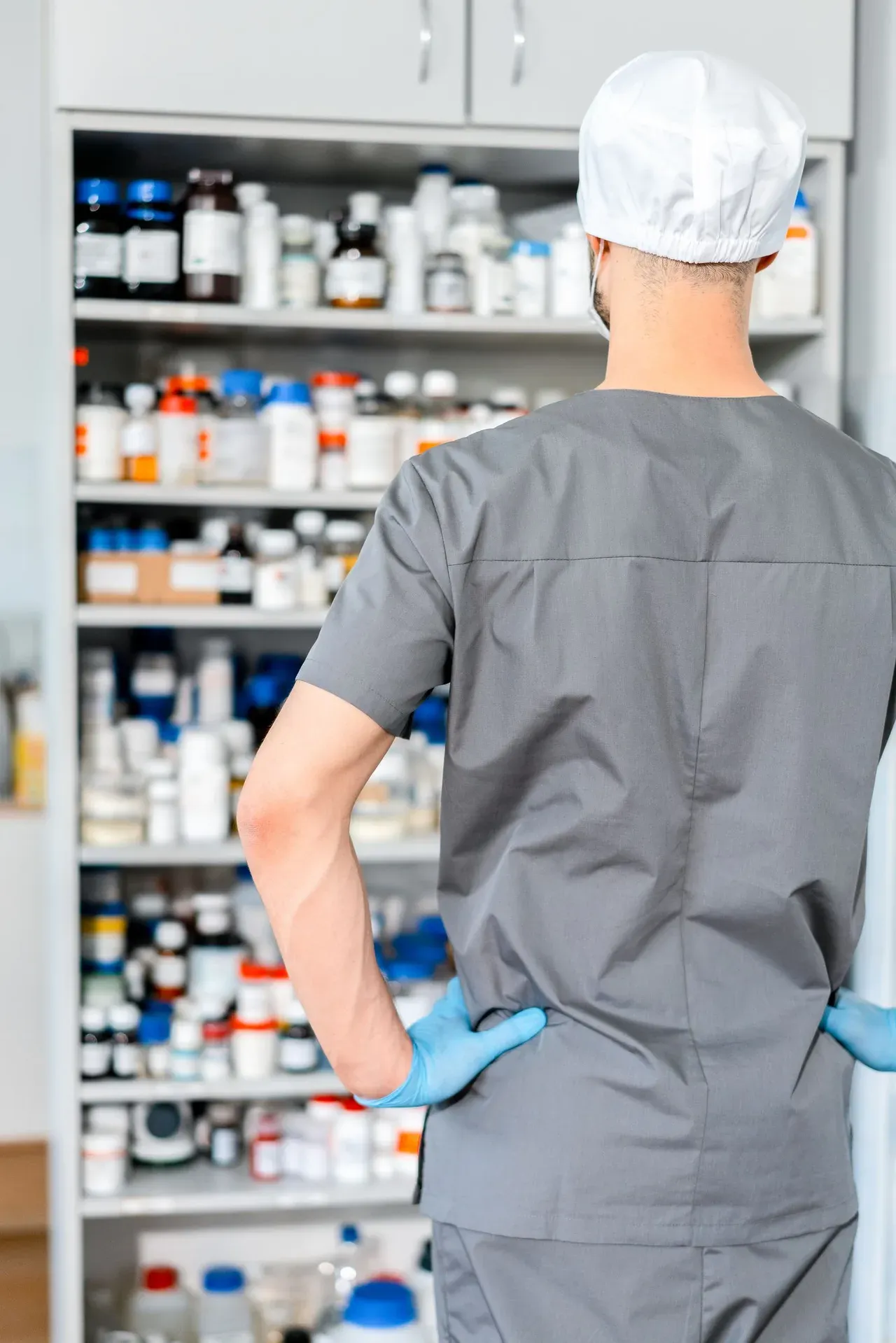 Farmacéutico organizando medicamentos y kits de tratamiento en una farmacia