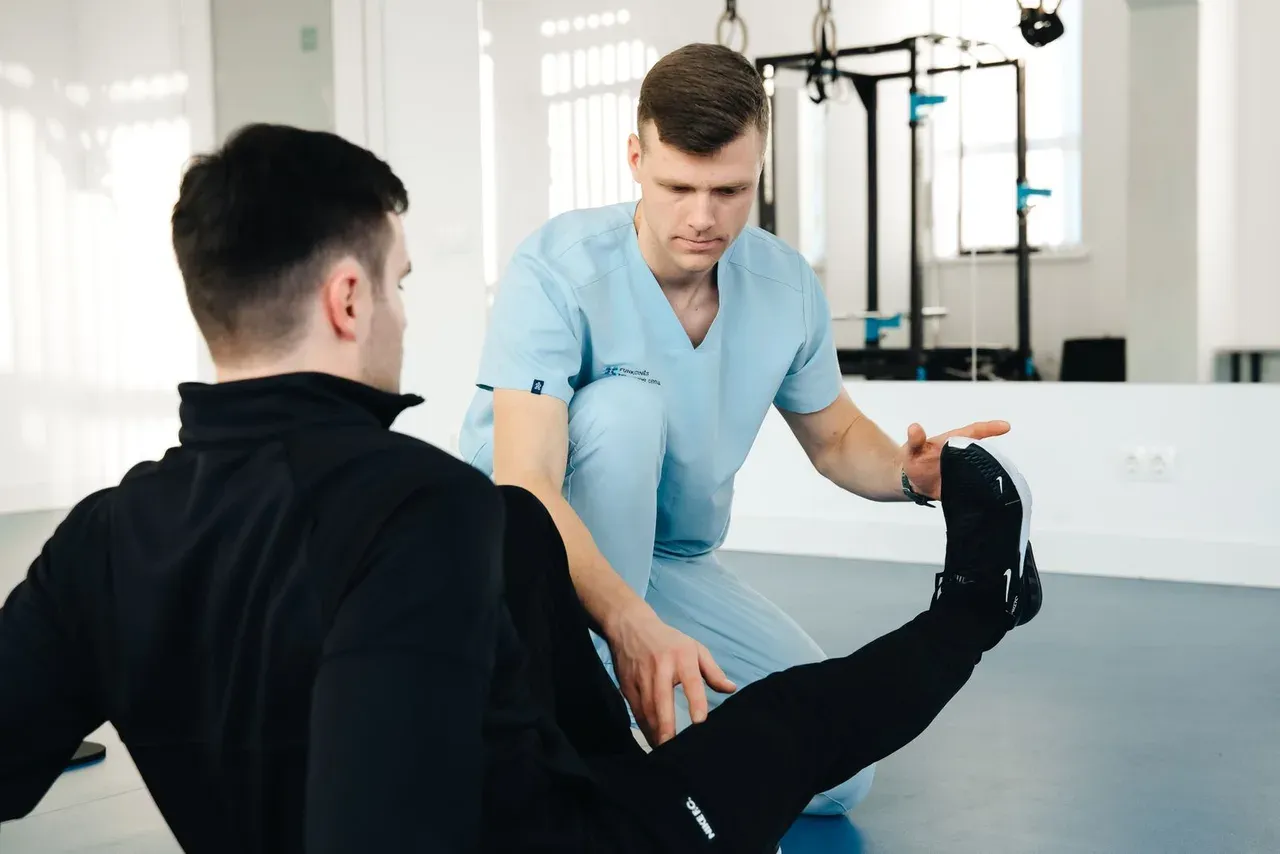 Sesión de recuperación deportiva guiada por un fisioterapeuta en una clínica