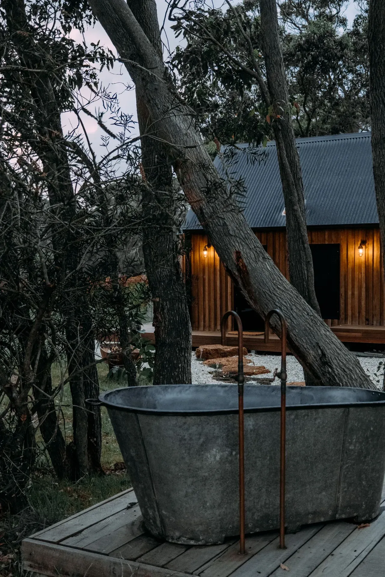 Bañera para baño de hielo instalada en exterior lista para inmersión en frío