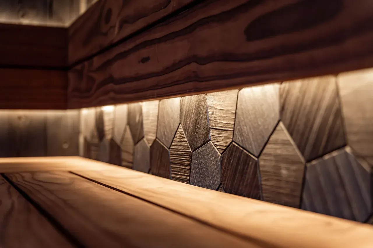 Cabina de sauna de infrarrojos moderna instalada en una sala de bienestar