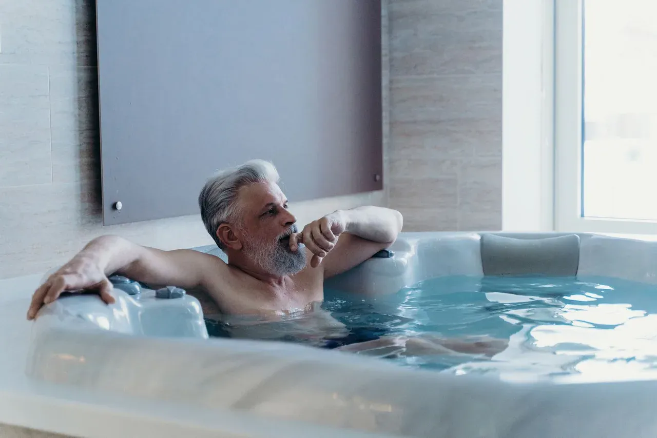 Persona relajada dentro de una bañera con agua fría para uso diario