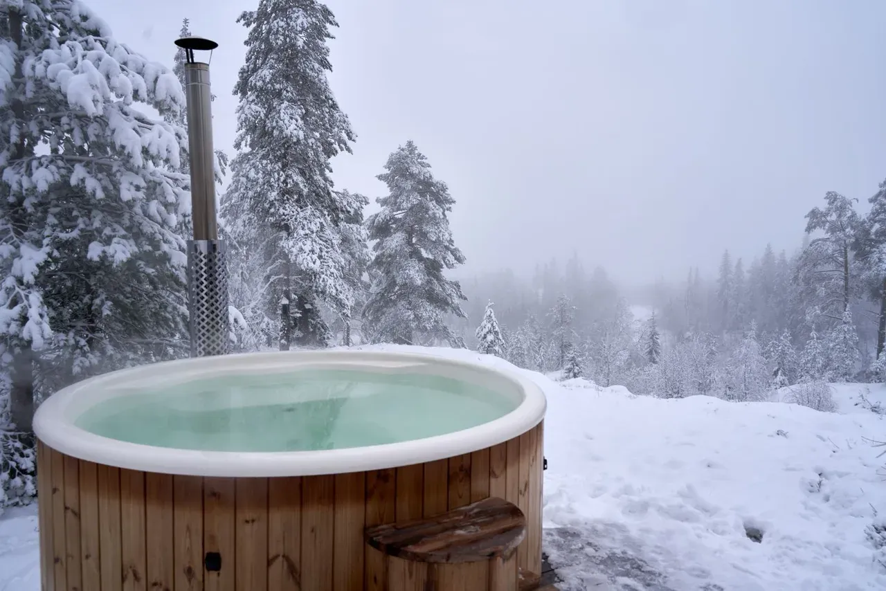Barril de frío de madera rodeado de nieve en un entorno invernal