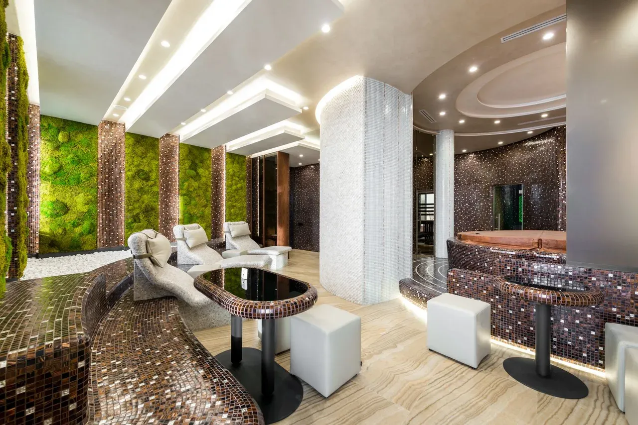 Instalación tipo spa con bañeras y zona de recuperación cuidada