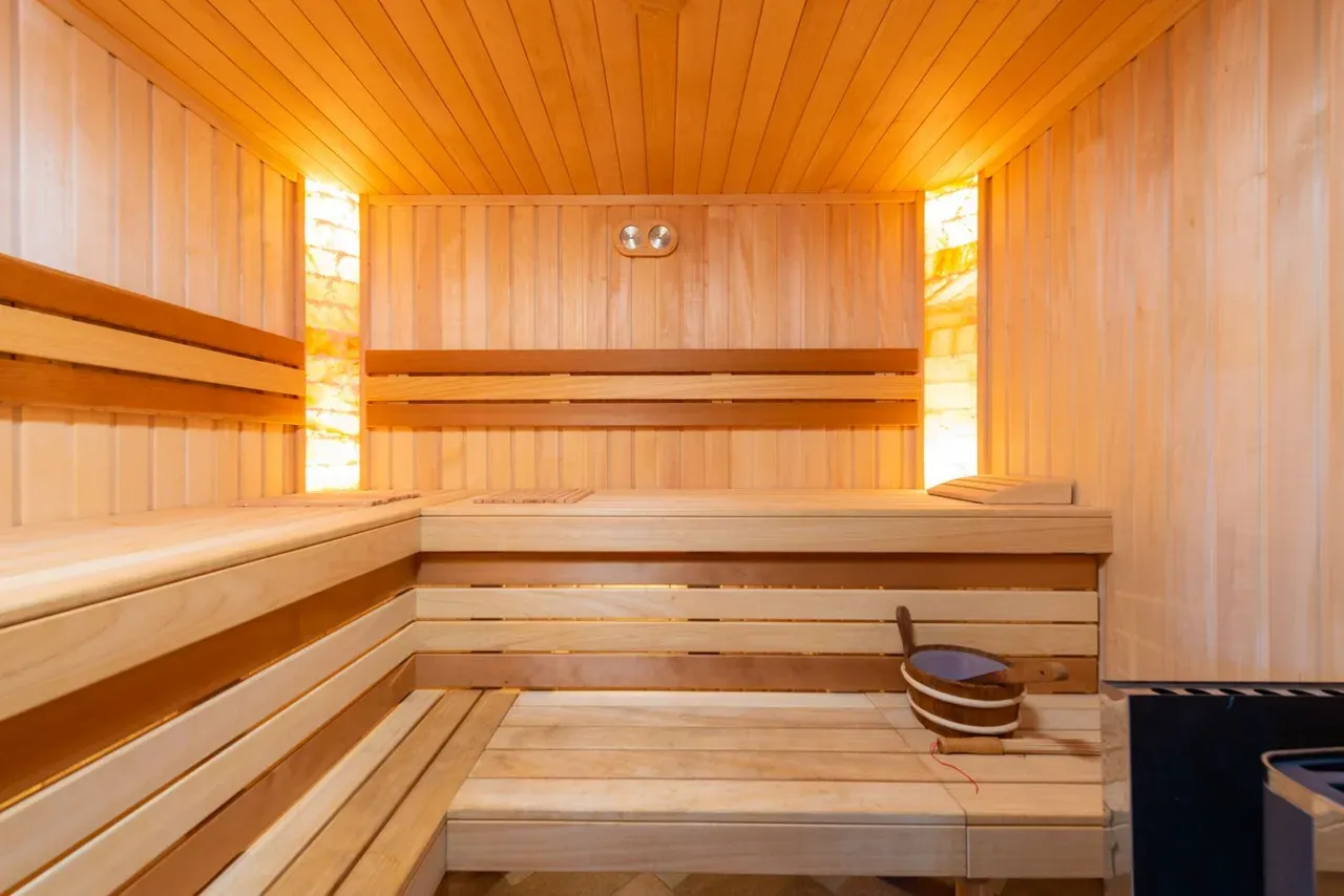 Interior de una sauna de infrarrojos con paredes y bancos de madera
