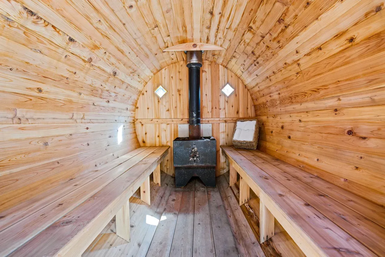 Interior de una cabina de sauna de infrarrojos con bancos de madera