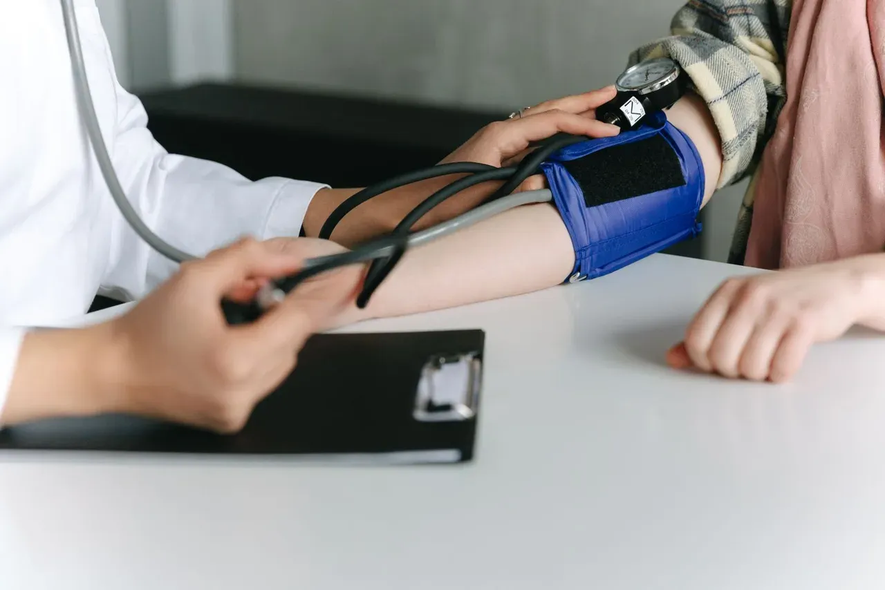 Control de la tensión arterial con un tensiómetro antes de una terapia de calor