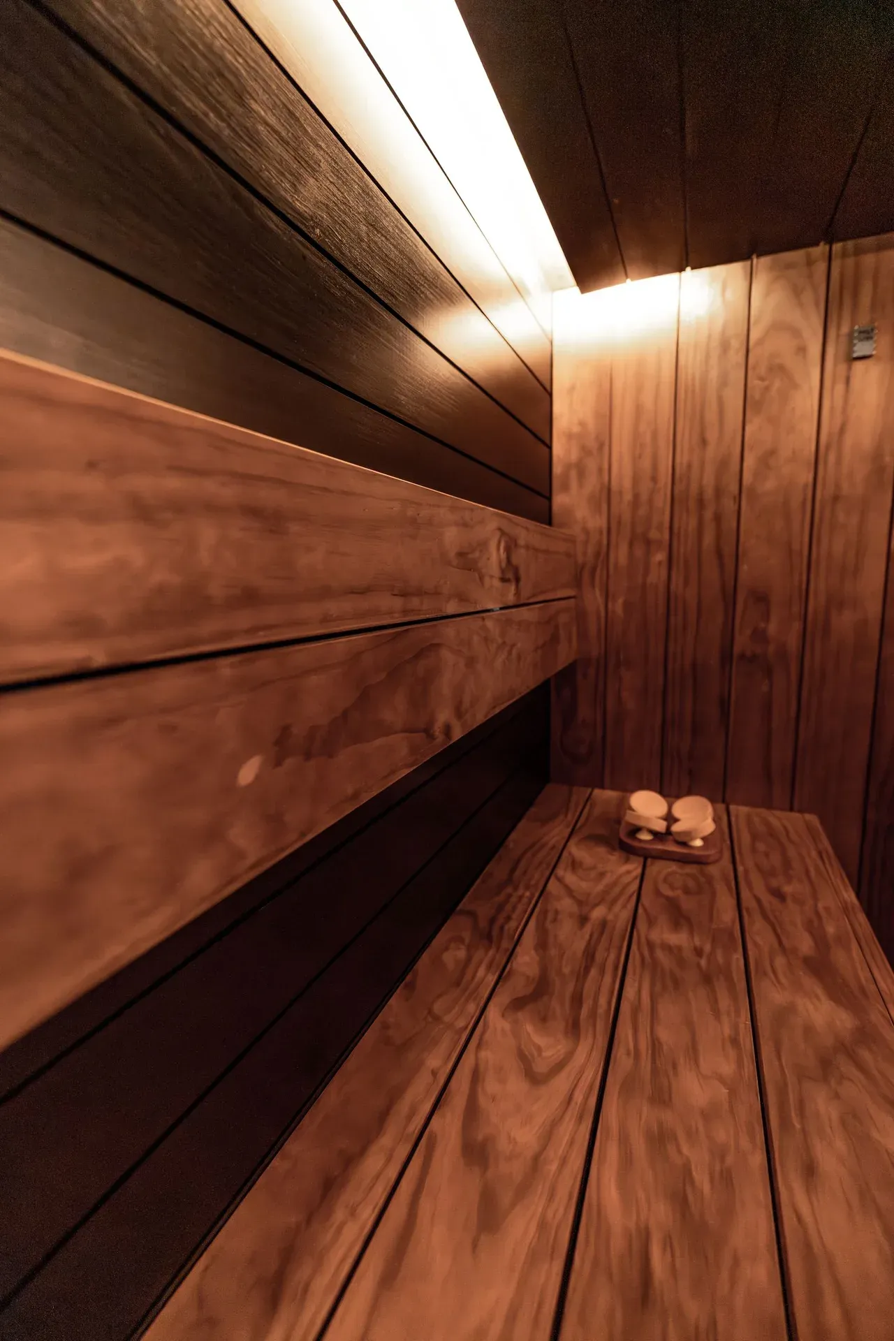 Interior de una sauna de infrarrojos con bancos y paredes de madera