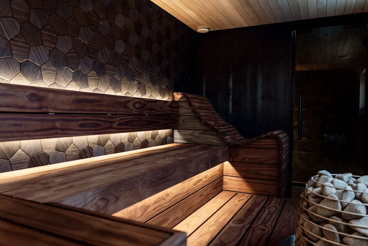 Cabina de sauna de infrarrojos moderna con iluminación LED y paneles de madera