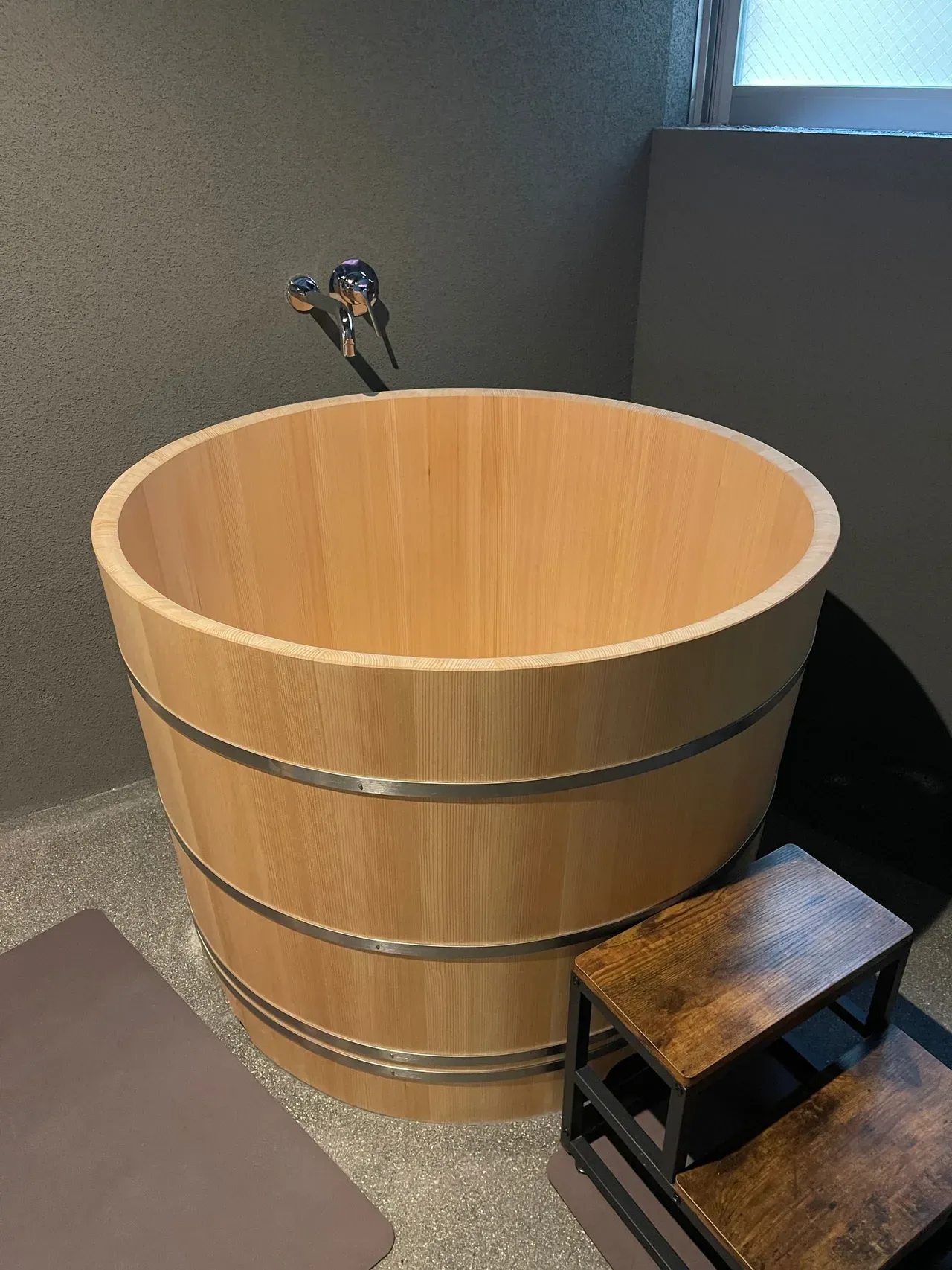 Bañera de frío de madera tipo barril con aros metálicos y escalón de acceso